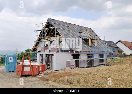 Scaffolded guscio di un edificio, la costruzione in corso su capriata, Eifel, Germania, Europa Foto Stock