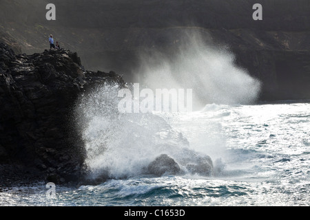 Atlantico pesante rottura mari contro le rocce presso il villaggio sul mare di Los Molinos sull'isola delle Canarie di Fuerteventura Foto Stock