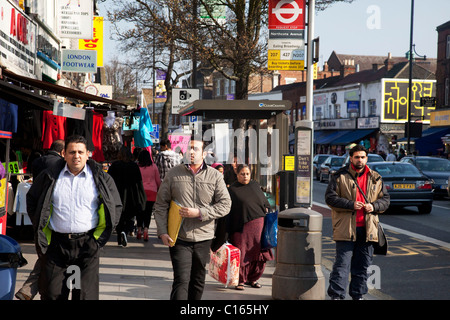 Southall nel West London, noto anche come "Little India " da alcuni, è un settore quasi completamente popolata da persone provenienti da Asia del Sud. Foto Stock