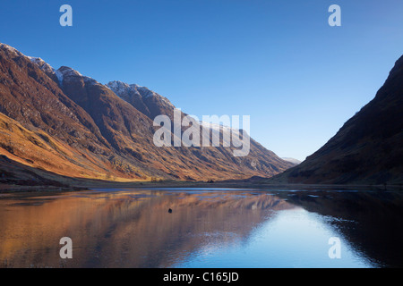 Glen Coe Loch Achtriochtan riflessioni del Eagach Ridge Highlands scozzesi, Scozia, GB, Unione Europea, Europa Foto Stock