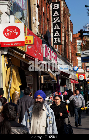 Southall nel West London, noto anche come "Little India " da alcuni, è un settore quasi completamente popolata da persone provenienti da Asia del Sud. Foto Stock