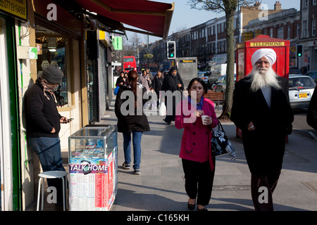 Southall nel West London, noto anche come "Little India " da alcuni, è un settore quasi completamente popolata da persone provenienti da Asia del Sud. Foto Stock