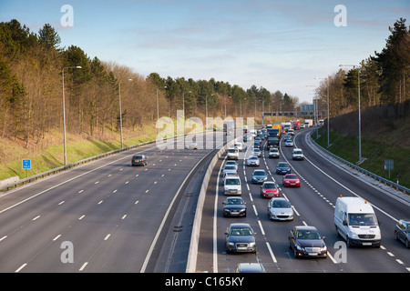 Occupato dal lunedì mattina il traffico sul nuovo 4 quattro lane sezione dell'autostrada M1 nei pressi di svincolo 25 Nottingham Inghilterra GB UK UE Foto Stock