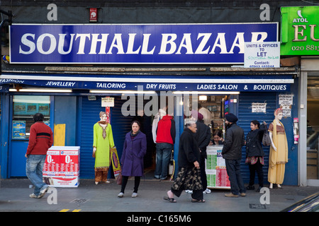 Southall nel West London, noto anche come "Little India " da alcuni, è un settore quasi completamente popolata da persone provenienti da Asia del Sud. Foto Stock