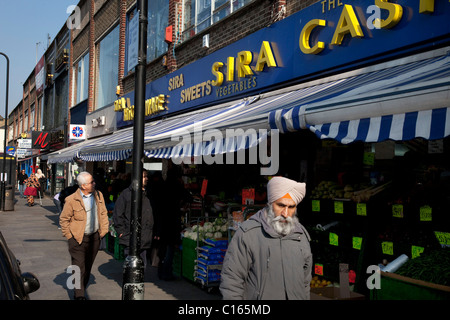 Southall nel West London, noto anche come "Little India " da alcuni, è un settore quasi completamente popolata da persone provenienti da Asia del Sud. Foto Stock