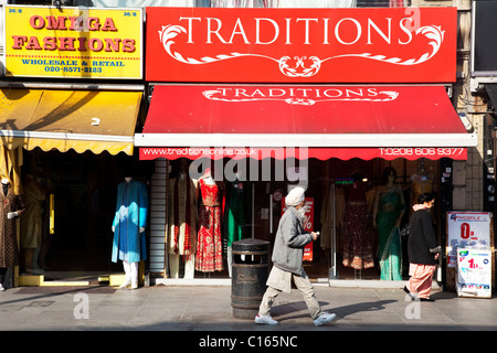 Southall nel West London, noto anche come "Little India " da alcuni, è un settore quasi completamente popolata da persone provenienti da Asia del Sud. Foto Stock