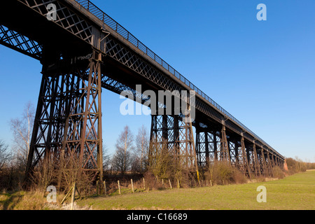 Viadotto Bennerley una in disuso viadotto ferroviario che abbracciano la valle Erewash vicino Awsworth e Ilkeston England Regno Unito GB EU Europe Foto Stock