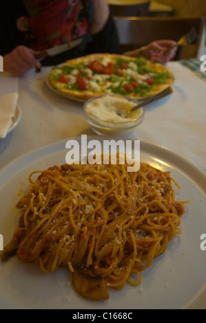 Pesce piatto di spaghetti e pizza centro storico della città vecchia Roma Italia Europa Foto Stock