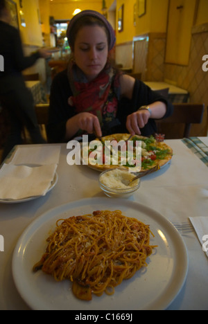 Pesce piatto di spaghetti e pizza centro storico della città vecchia Roma Italia Europa Foto Stock