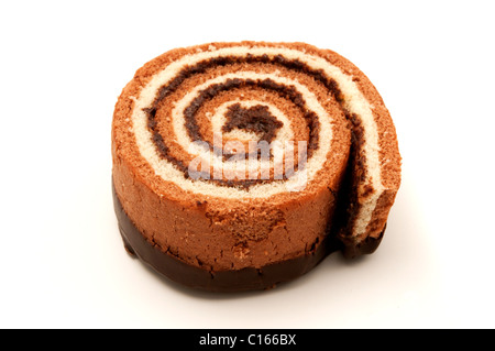 Fetta di rotolo svizzero con il cioccolato su sfondo bianco Foto Stock