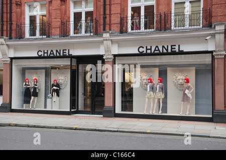 Parte anteriore del negozio di Chanel fashion shop su Sloane Street, Londra, SW1, Inghilterra. Foto Stock