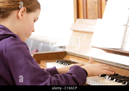A dieci anni del bambino suonare il pianoforte Foto Stock