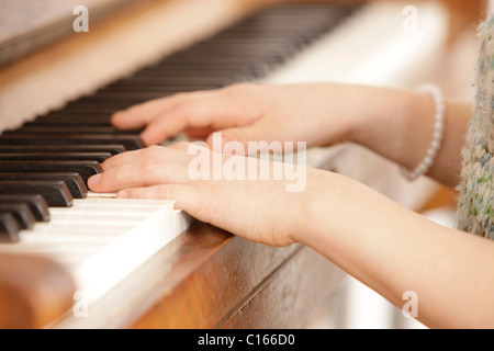 Un bambino suonare il pianoforte Foto Stock