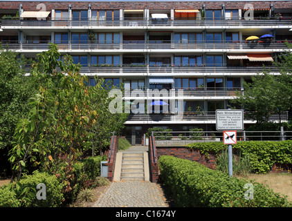 Moderni edifici residenziali, ingresso di nuovi edifici in Rummelsburger Bucht quartiere residenziale, Wasserstadt Alt Stralau Foto Stock
