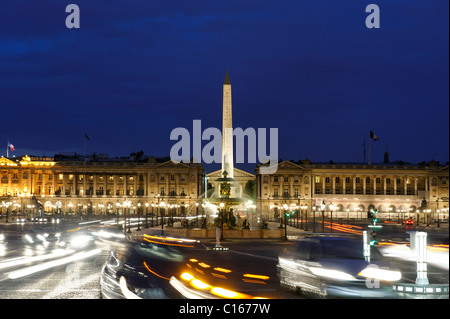 Il traffico della città e obelisco a Place de la Concorde, Galerie Nationale du Jeu de Paume, il Musee de l'Orangerie, Parigi, Francia Foto Stock
