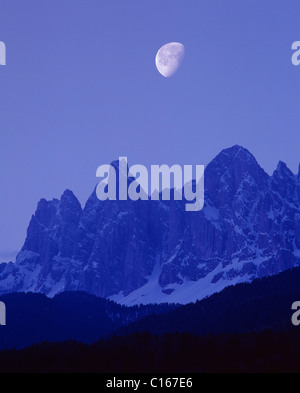 Massiccio Geisler, della luna nel cielo, Villnoesstal Valley, Provincia di Bolzano, Italia, Europa Foto Stock