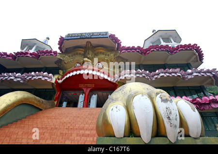 Facciata di un Tempio Dambulla Cave templi, Dambulla, provincia centrale, Sri Lanka Foto Stock