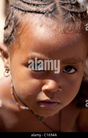 Bambina. Ritratto. Isalo, Madagascar meridionale. Foto Stock