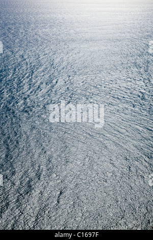 Vista astratta dell'Oceano Atlantico guardando giù dalle scogliere accanto al faro El Faro de la Entallada su Fuerteventura Foto Stock