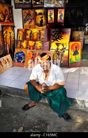 Artista seduto davanti a un studio nei pressi di Ubud, Bali, Indonesia Foto Stock