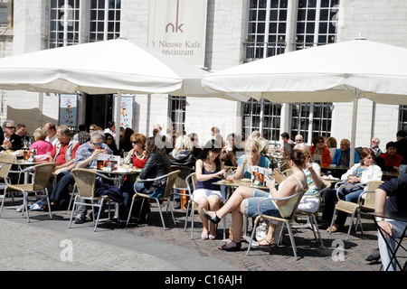 Street cafe ristorante di fronte Nieuwe Kerk o Chiesa Nuova in Piazza Dam, Amsterdam, Paesi Bassi, Europa Foto Stock