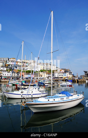 Yacht ormeggiati nel porto a Brixham, Devon, Regno Unito Foto Stock