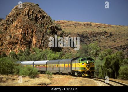 Treno della linea ferroviaria 'The Ghan' vicino Alice Springs, Red Center, Northern Territory, Australia Foto Stock