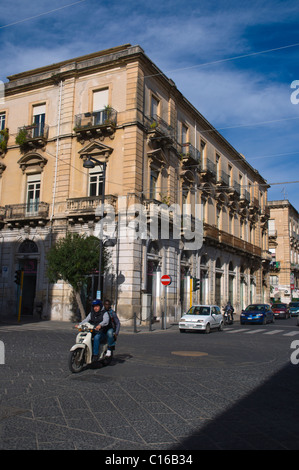 Due uomini in scooter isola di Ortigia Siracusa Sicilia Italia Europa Foto Stock