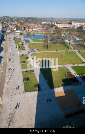 Vista di Waterside e il bacino del canale dalla torre di osservazione presso l'RSC Waterside Theatre, Stratford-upon-Avon Foto Stock