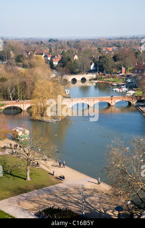 Vista di Clopton e tramvia ponti sul fiume Avon dalla torre presso l'RSC Waterside Theatre, Stratford-upon-Avon Foto Stock