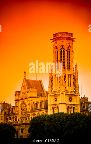 Saint Germain l'Auxerrois chiesa in Parigi al tramonto Foto Stock