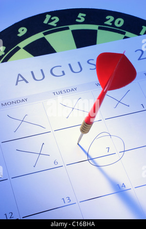 Dart e calendario sulla scheda dart Foto Stock