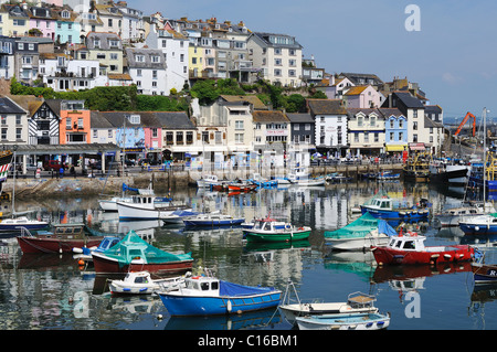 Barche ormeggiate nel porto a Brixham, Devon, Regno Unito Foto Stock