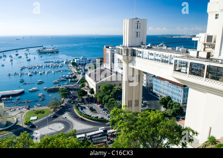 Lacerda ascensore che collega la parte superiore e quella inferiore della città, porta il Mercado Modelo, Modello di mercato, , Brasile, Sud America Foto Stock