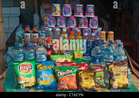 Snack e bevande sul display a warung Balinese Foto Stock