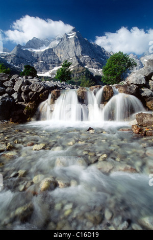 Fiume Rissbach nella parte anteriore del monte Spritzkarspitze, gamma Karwendel, Nord Tirolo, Austria, Europa Foto Stock