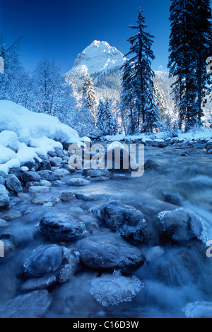 Ampelsbach fiume di fronte a Monte Guffert in inverno, Brandenberg Alpi, Nord Tirolo, Austria, Europa Foto Stock