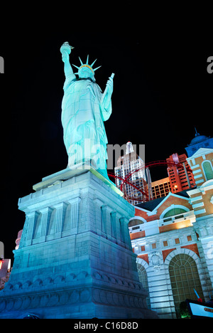 Statua della libertà da New York New York Hotel illuminata di notte., 4 marzo, 2010 a Las Vegas, Nevada. Foto Stock