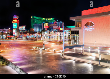 Polo Towers e MGM Grand Hotel and Casino, Las Vegas, con strada illuminata e del traffico. Foto Stock