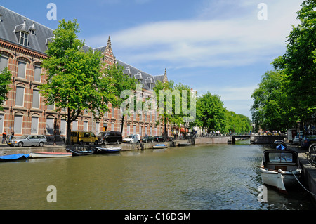 Oost Indish Huis, istituto, università, canal, barca, Amsterdam, Olanda, Paesi Bassi, Europa Foto Stock