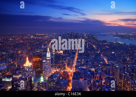 La città di New York skyline di Manhattan vista aerea panorama al tramonto con grattacieli e street. Foto Stock