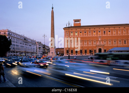 Obelisco, Palazzo Lateranense, l'ora di punta del traffico, Piazza di San Giovanni in Laterano, Roma, Lazio, l'Italia, Europa Foto Stock