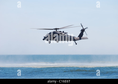 US Army UH-60 Black Hawk elicottero sopra mare su Jones Beach Air Show il 30 maggio 2010 in Jones Beach, New York. Foto Stock