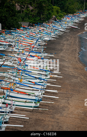 Jemeluk Bay in Amed area di Bali, Indonesia, è pieno di imbarcazioni di pesca artigianale, chiamato Jukung in attesa di andare fuori per lavoro. Foto Stock