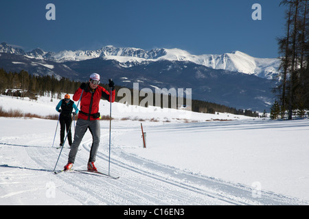 Granby, Colorado - Sci di fondo a Snow Mountain Ranch nelle Montagne Rocciose. Il ranch è gestito dalla YMCA. Foto Stock