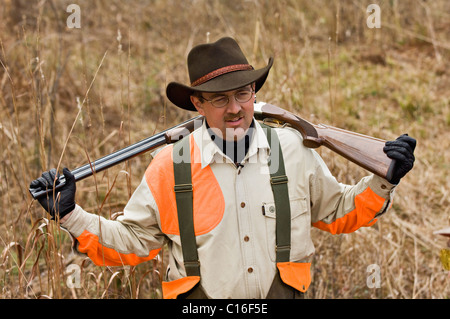 Upland Bird Hunter Chris Dorsey con Shotgon durante un Bobwhite caccia quaglia in Piney Woods di Dougherty County, Georgia Foto Stock