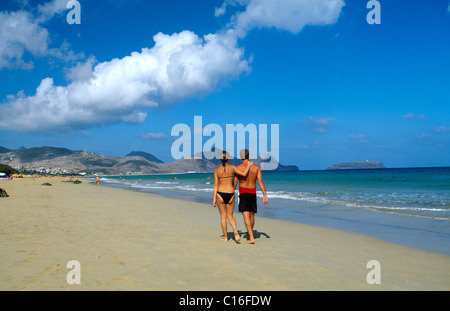 Giovane camminando lungo una spiaggia di sabbia sul Porto Santo Island, Madeira, Portogallo, Europa