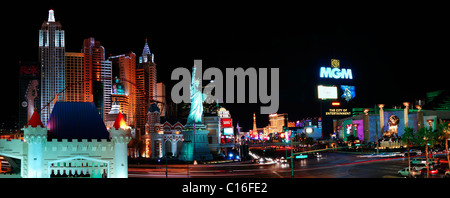 La MGM Grand ,New York Hotel and Casino Panorama, Las Vegas con luce colorata e traffico Foto Stock