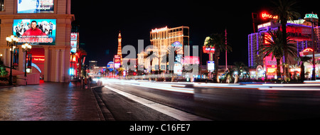 Las Vegas strip panorama notturno con luce colorata e traffico Foto Stock