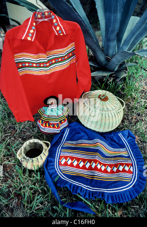 Miccosukee tradizionale e Indiani Seminole abbigliamento e artigianato visualizzato in un villaggio tribale in Everglades della Florida, Stati Uniti d'America Foto Stock